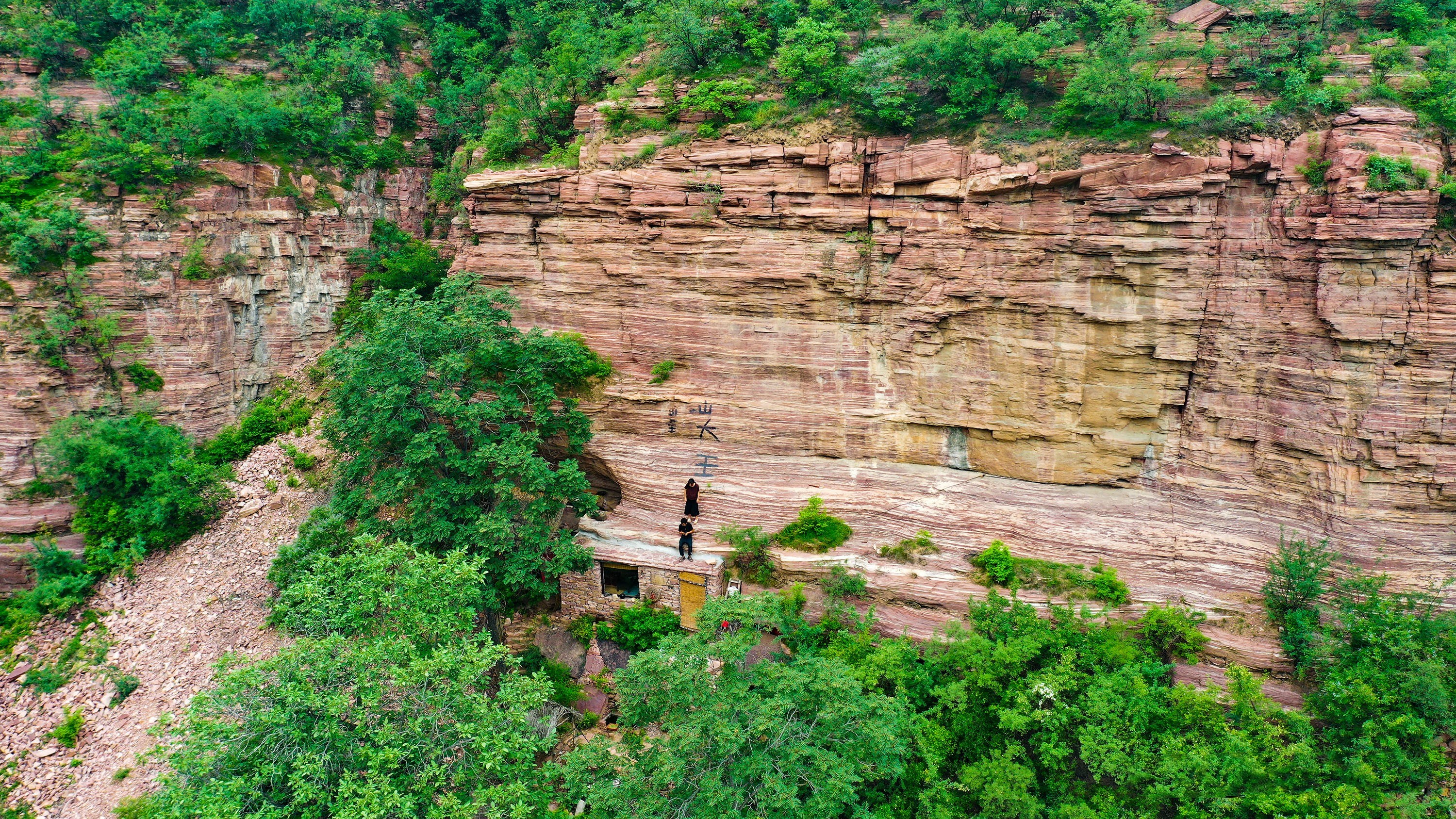 住崖穴、拍视频、卖山货，井陉网红小夫妻做起了“山大王”