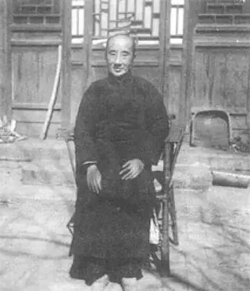 “民族之魂”鲁迅先生葬礼，16大佬抬棺，国母、北大校长为其移灵