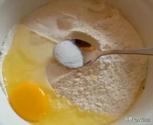 面粉怎么做油条不用鸡蛋和酵母粉,一碗面一个鸡蛋教你在家做油条