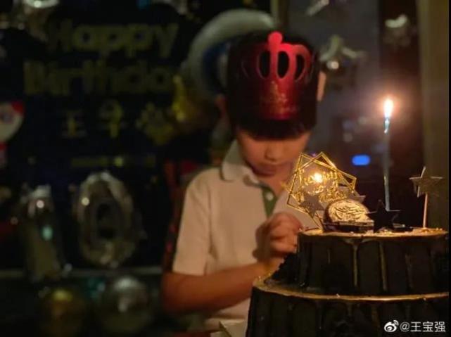 王宝强开豪车接送儿子，王子豪身高已到爸爸胸口，自强独立受好评