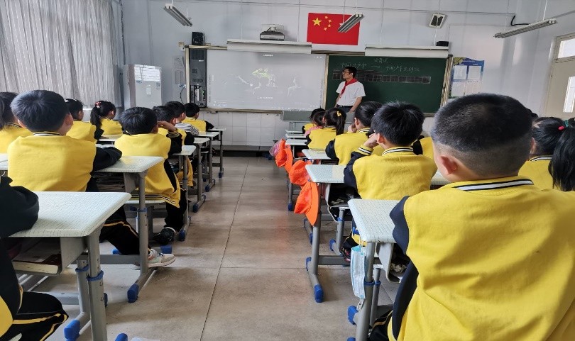 队旗飘飘心向*党**，队徽闪闪照我心——临沂河东工业园实验学校一年级新生队前教育