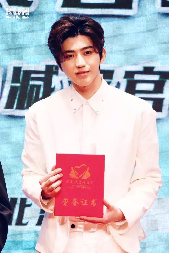 蔡徐坤身高成长史,蔡徐坤为什么相貌改变这么大