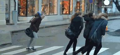 把护肤品穿在腿上是种什么体验？还能「显瘦10斤+超级保暖」