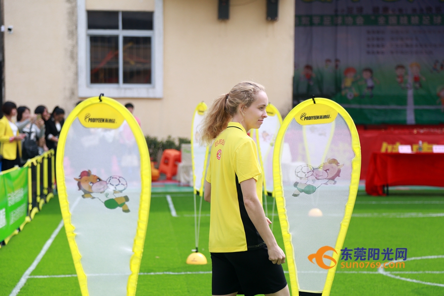 足球从娃娃抓起原视频,足球教育从幼儿抓起