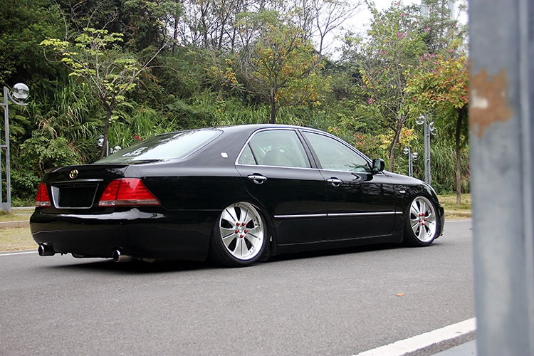 纯进口皇冠3.5四驱自吸丰田全能王,丰田皇冠新款suv20t四驱中配报价