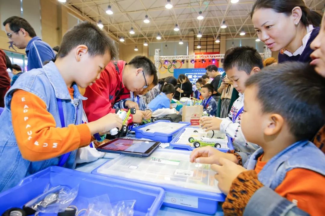 机器人团队激烈角逐,工业机器人团队比赛