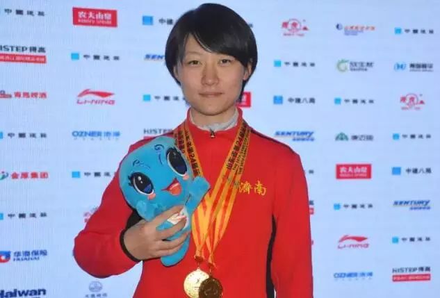 欠费上千万！万豪国际、诚基中心等小区被停电催费；一边说美一边践踏，济南画家村刚铺的草坪遭殃；问卷没按答案抄，家长被老师踢出群