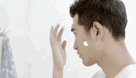 暴晒一天竟变白了？！这款男人最爱的“隐身”黑科技，防晒护肤一瓶搞定，让你秒变小鲜肉