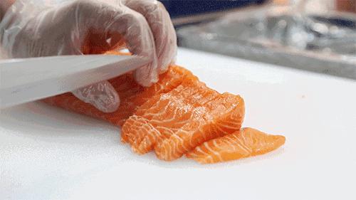 青岛这家进口海鲜店，竟把工厂开到了食客眼前？用自助价格吃怀石品质！