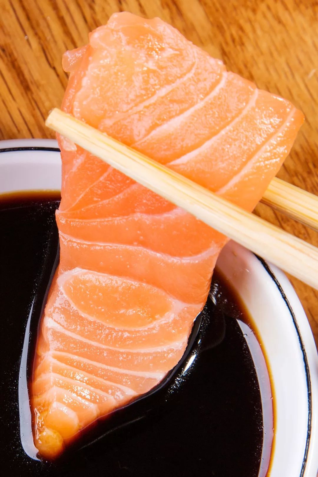 青岛这家进口海鲜店，竟把工厂开到了食客眼前？用自助价格吃怀石品质！