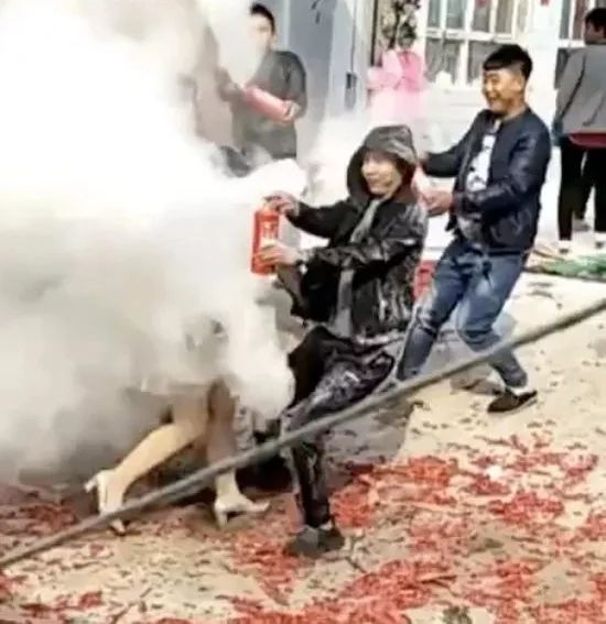 灭火器闹婚喷新娘事件后续报警,闹婚喷灭火器事件
