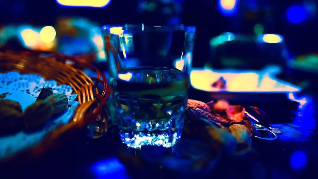 酒吧的烟是什么,酒吧里的烟管子是啥