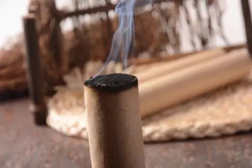 酒吧的烟是什么,酒吧里的烟管子是啥