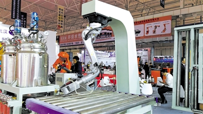 一台机器顶十几个雕刻师,一台机器顶8个工人