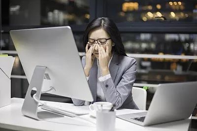 坚持靠墙站一年半身体的六个变化,为什么说每天靠墙站30分钟能减肥