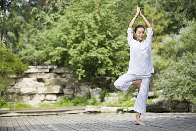 坚持靠墙站一年半身体的六个变化,为什么说每天靠墙站30分钟能减肥