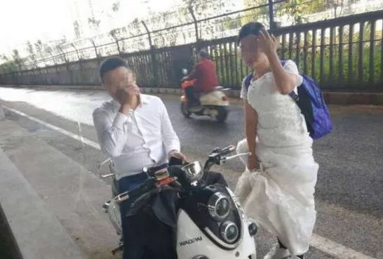 活久见！昆明一对夫妻骑车上高架拍婚纱照网友：奇葩本葩
