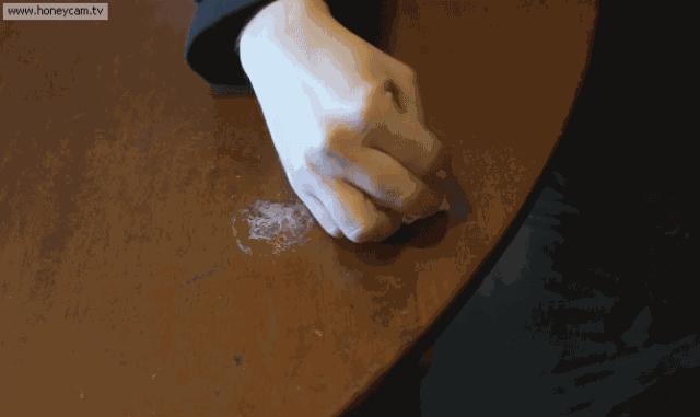 她用吹风机对着厨房墙壁吹一下，结果邻居个个都学她！