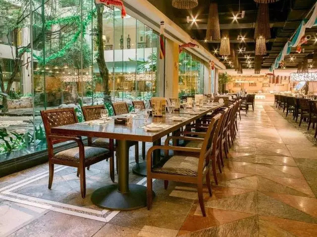 巨抵！399=2大1长隆小白虎餐厅自助午餐，边吃边睇白虎，周日不加收