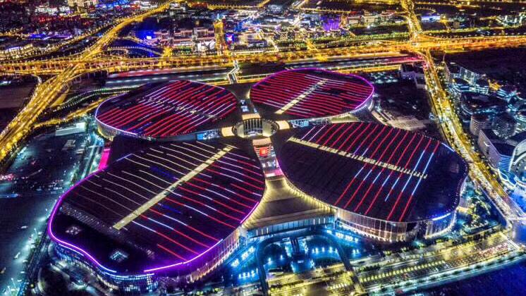 60万株大花百日草、800块七彩格栅板、近万盏LED灯……“四叶草”盛装喜迎八方宾客