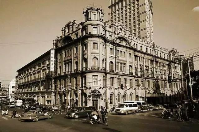 ¥138/位——80年历史！淮海路传奇花园酒店半自助午餐！海鲜刺身蟹菜畅吃，羊排乳鸽任选诚意满分！