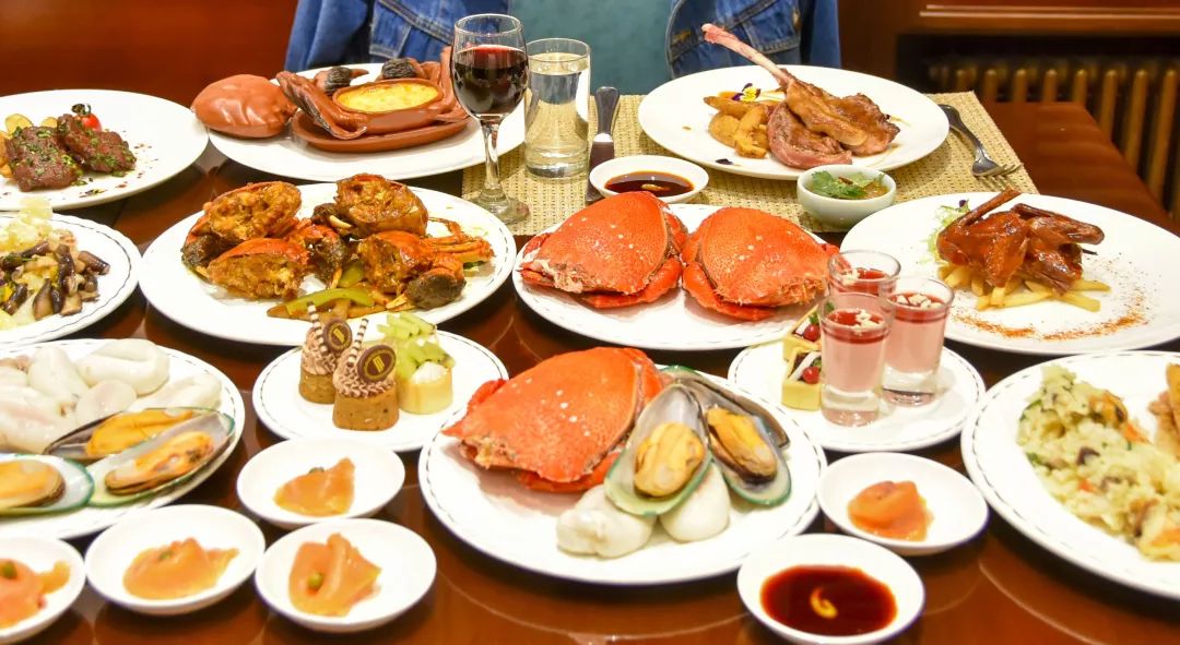 ¥138/位——80年历史！淮海路传奇花园酒店半自助午餐！海鲜刺身蟹菜畅吃，羊排乳鸽任选诚意满分！