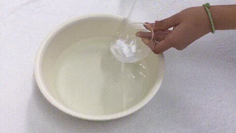 毛衣领口松垮怎么搭配,毛衣穿久了松垮怎么复原