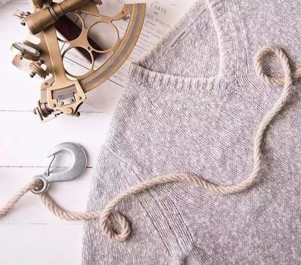 毛衣领口松垮怎么搭配,毛衣穿久了松垮怎么复原