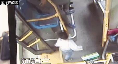 哭笑不得！两岁萌宝竟然叼着奶瓶坐公交车出走了，还认了个小兄弟