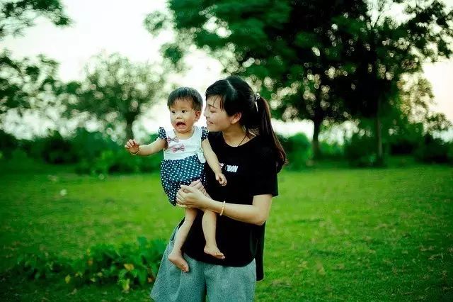 牛仔裤晒褪色发黄怎么处理,牛仔裤导致衣服变色了怎么办