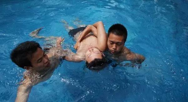 蛙泳治疗腰椎间盘突出,潜水三大泳姿