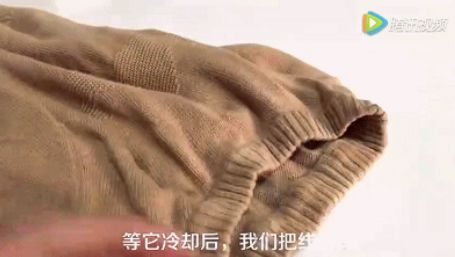 毛衣领口松垮怎么搭配,毛衣穿久了松垮怎么复原