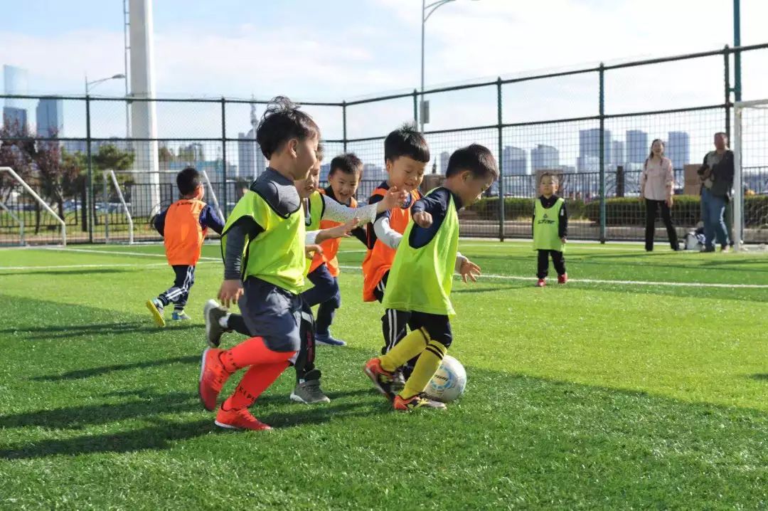 携手绿茵快乐足球希望在我们——第五届“爱绿茵”青岛幼儿足球精英邀请赛胜利闭幕