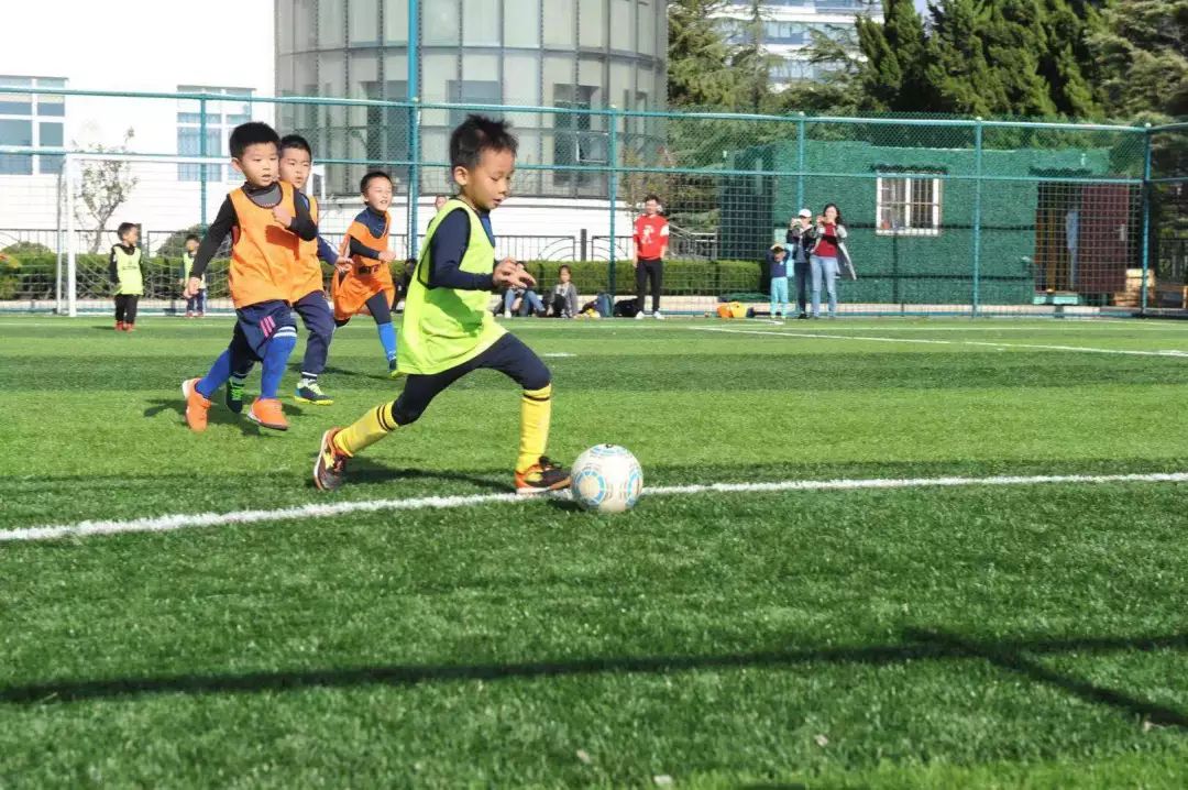 携手绿茵快乐足球希望在我们——第五届“爱绿茵”青岛幼儿足球精英邀请赛胜利闭幕