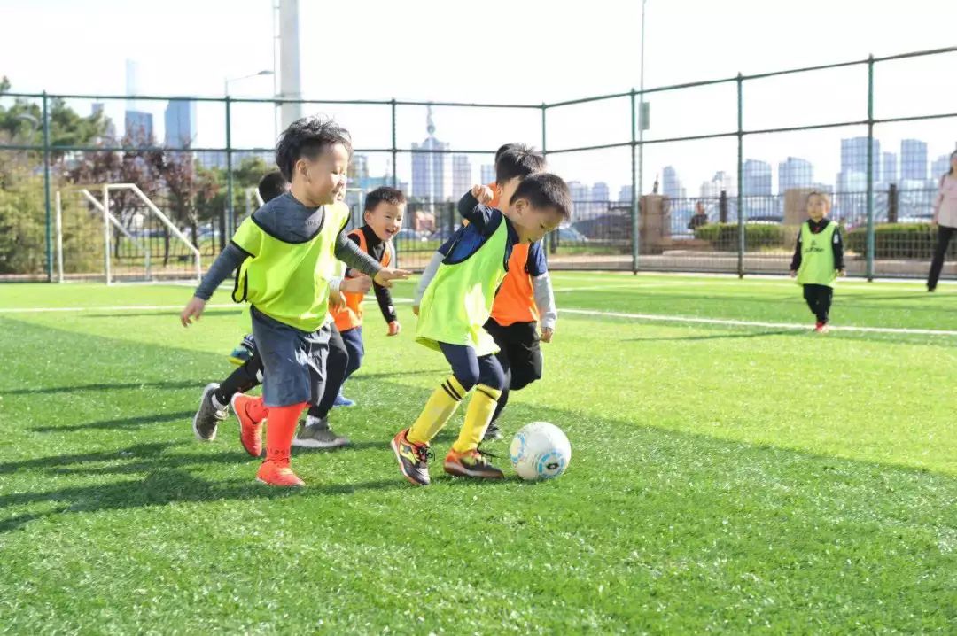 携手绿茵快乐足球希望在我们——第五届“爱绿茵”青岛幼儿足球精英邀请赛胜利闭幕