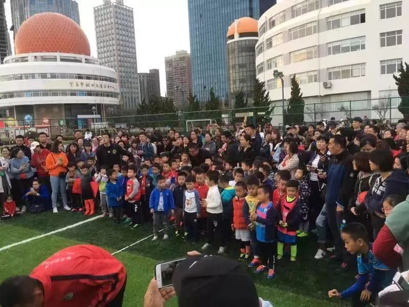 携手绿茵快乐足球希望在我们——第五届“爱绿茵”青岛幼儿足球精英邀请赛胜利闭幕