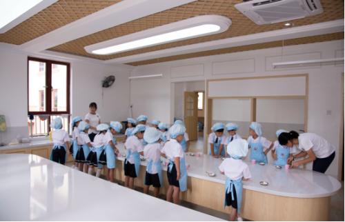 政府鼓励小区配套幼儿园建设变色龙设计助力