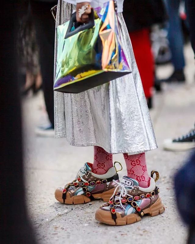 鞋带绕脚脖,鞋带勒脚脖会水肿吗