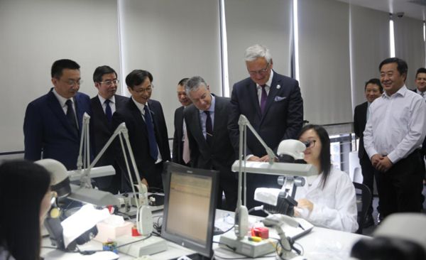 世界产品走进中国珠宝国检服务世界（二）——比利时副首相克里斯·佩特斯一行到访NGTC上海实验室