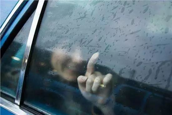 冬天车内玻璃起雾怎么开暖风去雾,小车玻璃有雾看不清怎样快速除雾