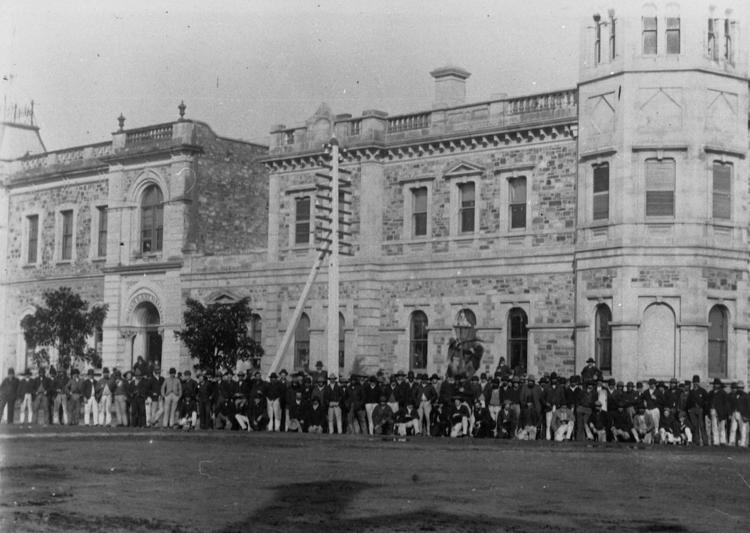 Debate：在道德上，我们应该如何理解*私走**？