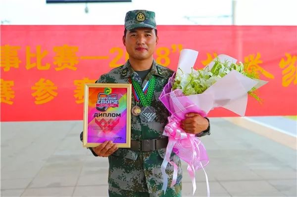 眼睛里只有第一，这个”英雄坦克“驾驶员不简单！