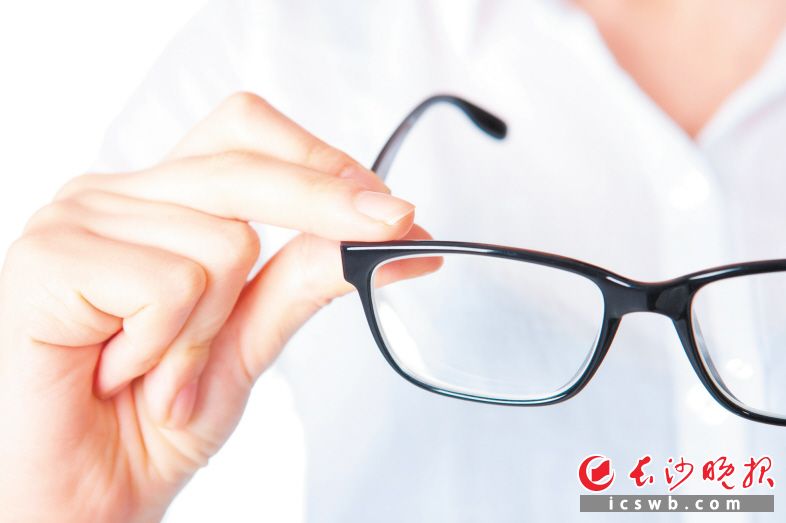 “双11”防蓝光眼镜热卖，到底有没有用？医生提醒配镜有诀窍