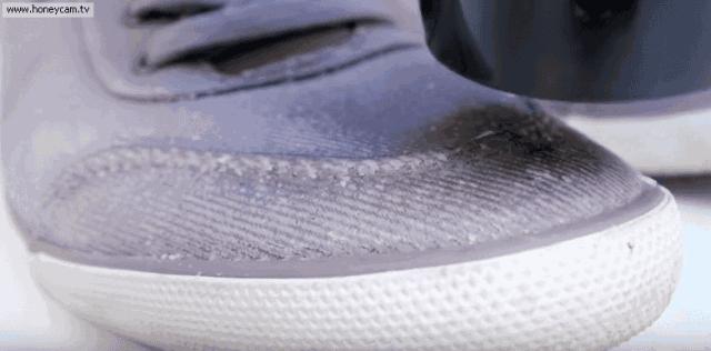 她用吹风机对着厨房墙壁吹一下，结果邻居个个都学她！