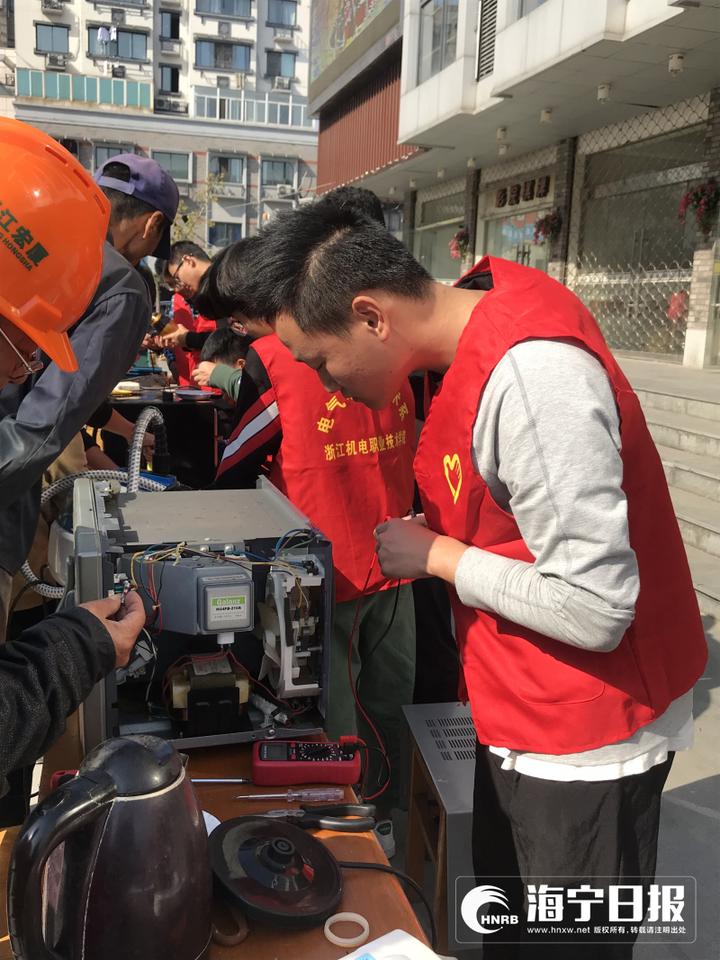 海宁长安街头出现一支红色小分队！工科男们用公益暖化小城