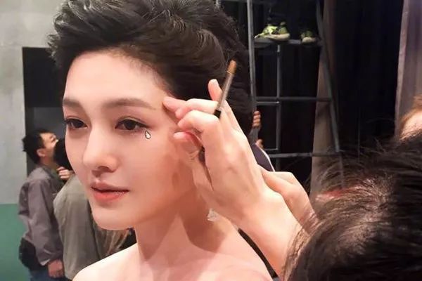 大s吃抗凝血剂美白视频,大s吃抗凝血剂美白多少钱