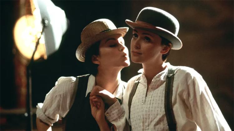 萨拉沃特斯原著,萨拉沃特斯访谈完整版