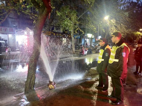 路边消防栓断裂喷出数米高水柱,马路上惊现巨大水柱下水变喷泉