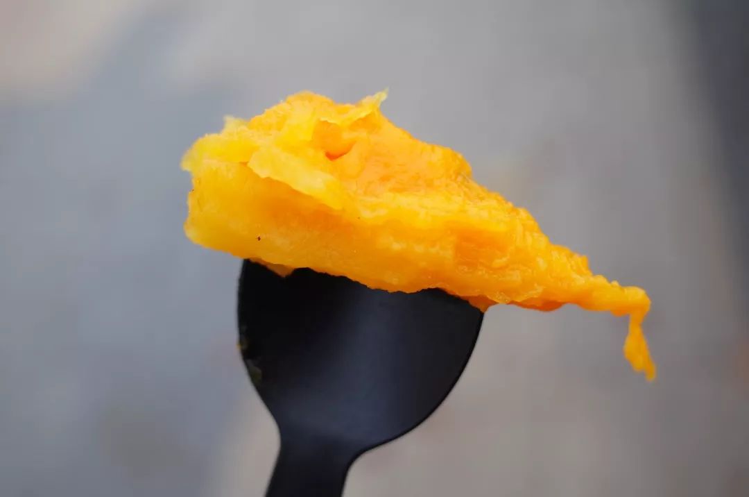 人间不值得但是人间很美好,人间不值得但是你值得是谁说的