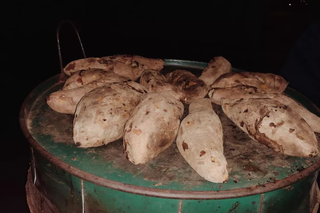 人间不值得但是人间很美好,人间不值得但是你值得是谁说的